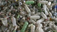 Des bouteilles en plastique s'amoncellent près de la rivière Las Vacas à Chinautla, au Guatemala, le 3 juin 2025
