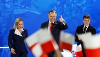 Karol Nawrocki, accompagné de son épouse Marta, salue ses partisans après l'annonce des sondages de sortie des urnes, lors du deuxième tour de la présidentielle, le 1er juin 2025 à Varsovie, en Pologne 