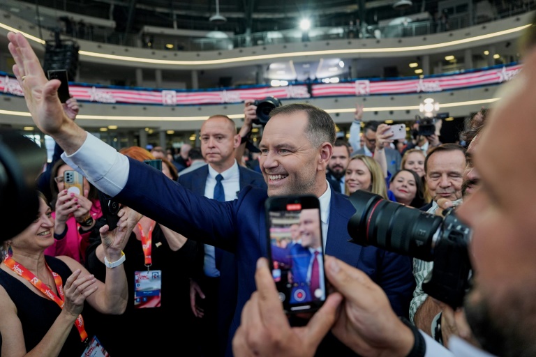 Le candidat à la présidentielle Karol Nawrocki, lors d'un meeting de campagne à Jasionka, le 27 mai 2025 en Pologne