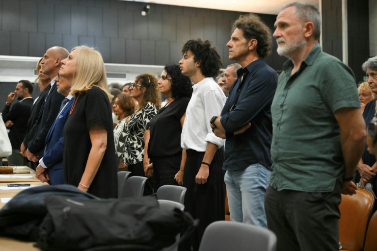 Des familles et proches de victimes attendent le verdict concernant l'effondrement du pont Morandi en 2018, au tribunal de Gênes, le 16 juillet 2026 en Italie juillet 2026