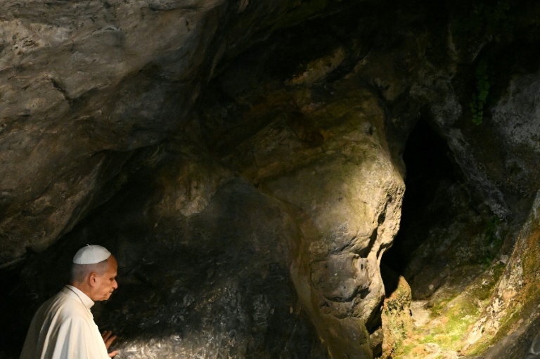 Le pape Léon XIV touche la roche de la grotte de Massabielle à Lourdes, lors d'une prière, le 26 septembre 2026
