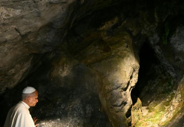 Le pape Léon XIV touche la roche de la grotte de Massabielle à Lourdes, lors d'une prière, le 26 septembre 2026