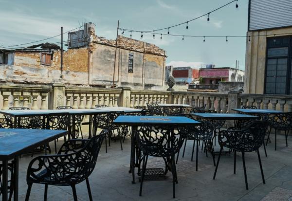 Le 21 août 2026, des tables vides sont visibles à La Guarida, l'un des restaurants cubains les plus réputés à l'international, situé dans l'immeuble de La Havane que l'on retrouve dans le film cubain « Fraise et Chocolat » (« Fresa y Chocolate »). 