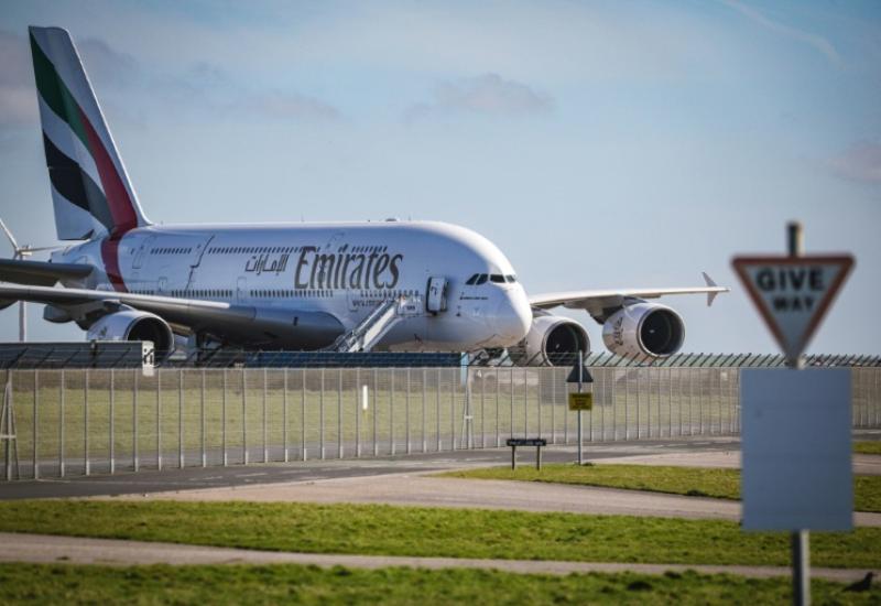 Un Airbus A380 de la compagnie Emirates sur le tarmac de l'aéroport de Newquay Cornouailles, au Royaume-uni, le 6 avril 2026