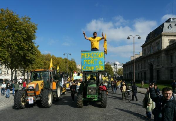 Des agriculteurs manifestent à Paris contre l'accord Mercosur de libre-échange entre l'Union européenne et les pays d'Amérique latine, le 14 octobre 2025