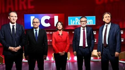 (De g à d) Les candidats à la primaire du PS et de Place publique — Raphaël Glucksmann, Emmanuel Maurel, Ségolène Royal, Olivier Faure et Jérôme Guedj posent avant un débat organisé par LCI à Boulogne-Billancourt, le 23 septembre 2026