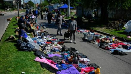 Un marché de rue à Villa Fiorito, dans la banlieue de Buenos Aires, le 19 octobre 2025 en Argentine