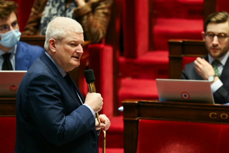 Olivier Falorni, rapporteur du projet de loi sur le droit à l'aide active à mourir, assiste au vote solennel sur ce texte à l'Assemblée nationale, le 25 février 2026 à Paris