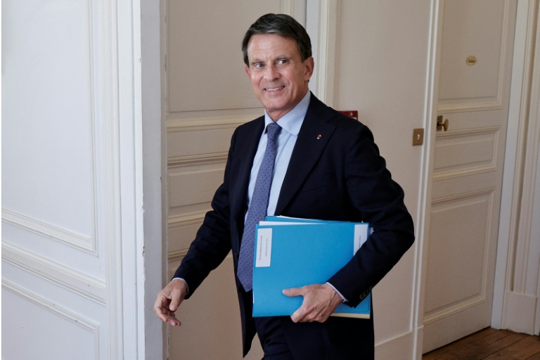 Le ministre des Outre-mer, Manuel Valls, arrive pour une réunion avec une délégation d'élus guyanais au ministère des Outre-mer à Paris le 30 juillet 2025
