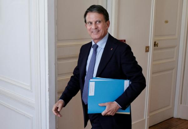 Le ministre des Outre-mer, Manuel Valls, arrive pour une réunion avec une délégation d'élus guyanais au ministère des Outre-mer à Paris le 30 juillet 2025