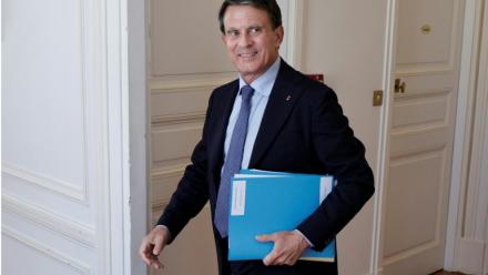 Le ministre des Outre-mer, Manuel Valls, arrive pour une réunion avec une délégation d'élus guyanais au ministère des Outre-mer à Paris le 30 juillet 2025