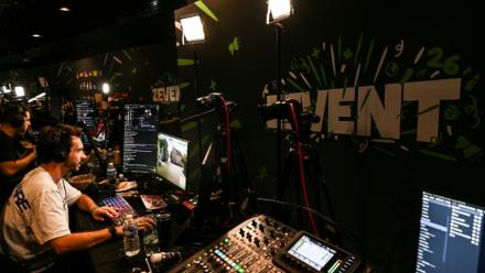 Un streamer participe au ZEvent, un événement caritatif de collecte de fonds organisé sur trois jours de diffusion en direct, à Montpellier, le 5 septembre 2026