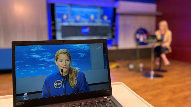 L'astronaute française Sophie Adenot (g), membre du programme Crew-12, lors d'une conférence de presse au Centre spatial Johnson de la Nasa, le 30 janvier 2026 à Houston, au Texas