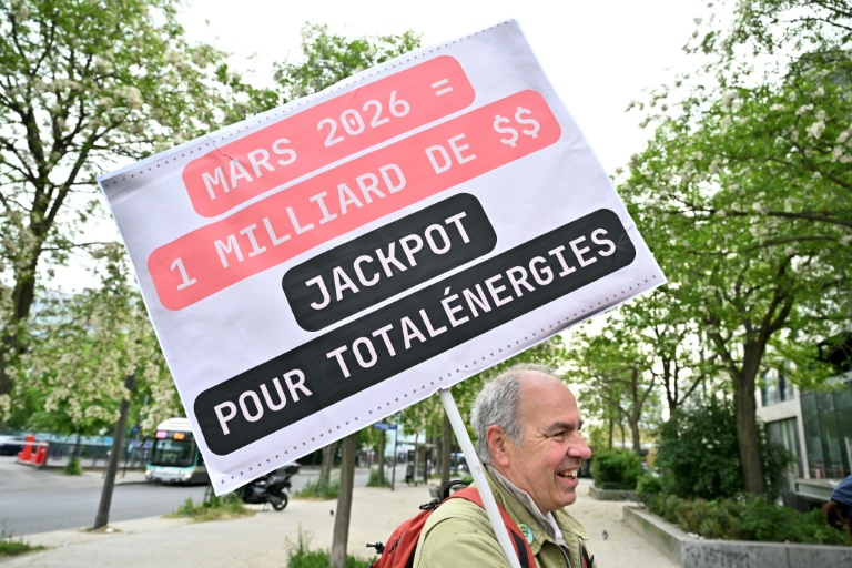 Manifestation à l'appel d'organisations écologistes à l'occasion de la publication des résultats de TotalEnergies, le 29 avril 2026 à Paris