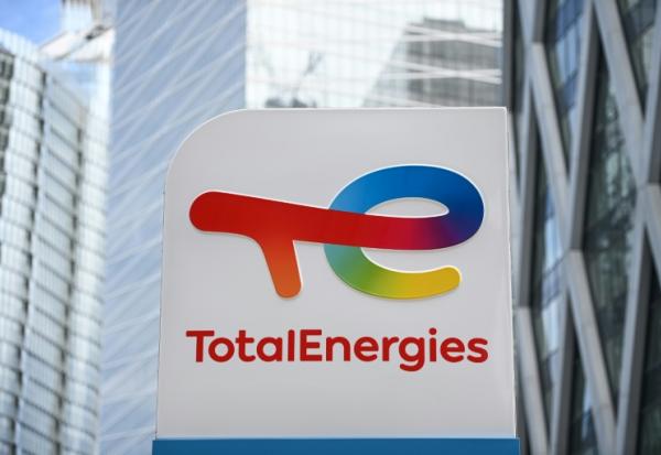 Souvent critiqué pour la faiblesse, voire l'absence de son impôt sur les sociétés en France au regard de ses énormes bénéfices mondiaux, TotalEnergies met en avant sa contribution à l'économie internationale, mais demeure au cœur du débat sur la taxation des "super-profits"