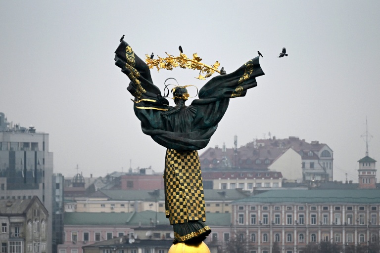Le Monument de l'Indépendance dominant la place de l'Indépendance à Kiev, le 27 novembre 2025 en Ukraine
