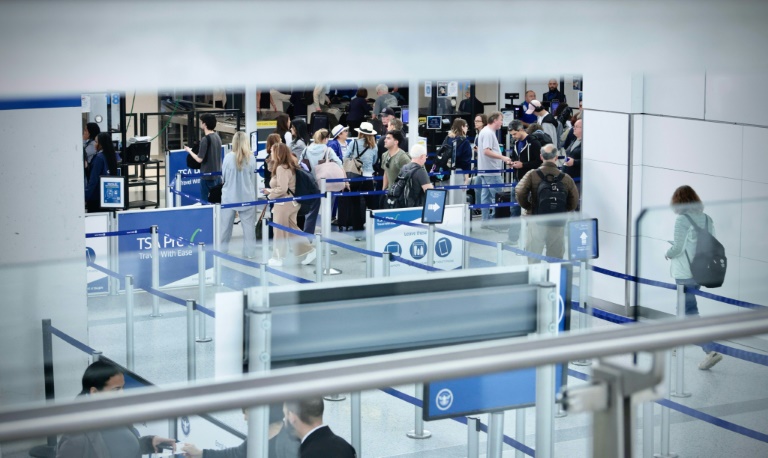 Des voyageurs à l'aéroport international Newark Liberty à Newark, dans le New Jersey, le 7 mai 2025