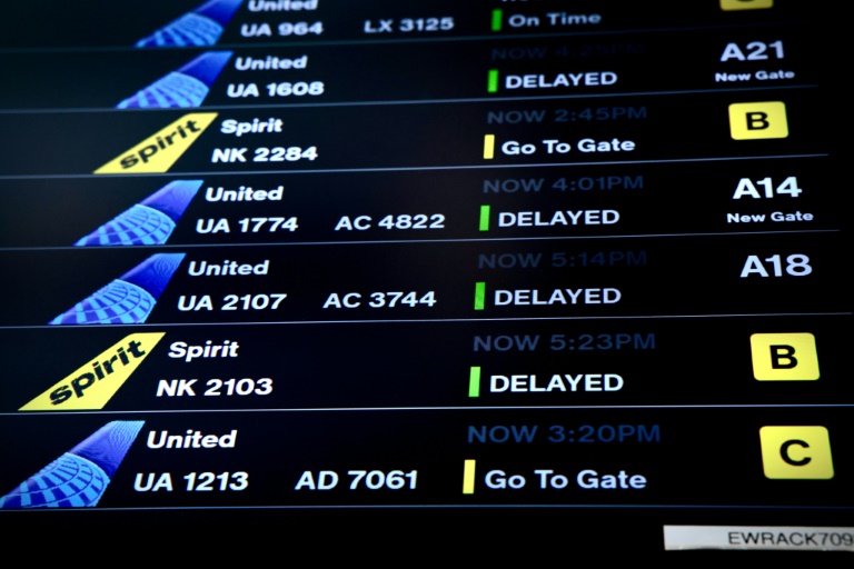 Un écran d'information sur les vols à l'aéroport international Newark Liberty à Newark, dans le New Jersey, le 7 mai 2025