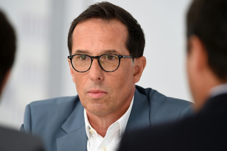 Le directeur général du groupe français L'Oréal, Nicolas Hieronimus, s'entretient avec des journalistes lors de la réunion estivale annuelle du Medef, le 26 août 2021, à l'hippodrome de Longchamp, à Paris