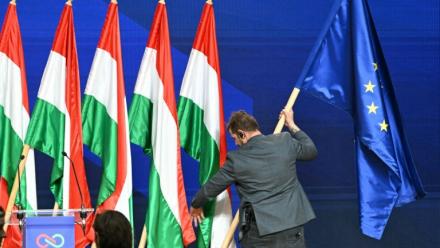 Un drapeau européen installé près de drapeaux hongrois, à Budapest, le 13 avril 2026