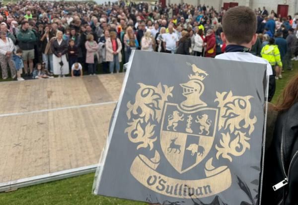 Des participants portant le même nom de Sullivan ou O'Sullivan, rassemblées dans le comté irlandais de Cork pour battre le record du monde du nombre de gens portant le même nom réunis en un seul lieu, le 30 mai 2026 à Castletownbere 