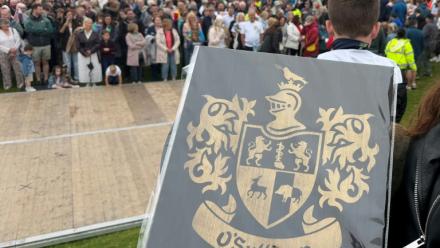 Des participants portant le même nom de Sullivan ou O'Sullivan, rassemblées dans le comté irlandais de Cork pour battre le record du monde du nombre de gens portant le même nom réunis en un seul lieu, le 30 mai 2026 à Castletownbere 