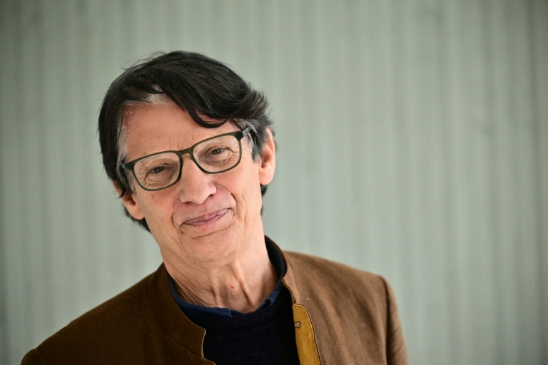 Geoff Marsh, spécialiste de David Bowie, chargé des travaux dans la maison où l'artiste a passé son adolescence, à Bromley, dans la banlieue de Londres, le 11 mars 2026