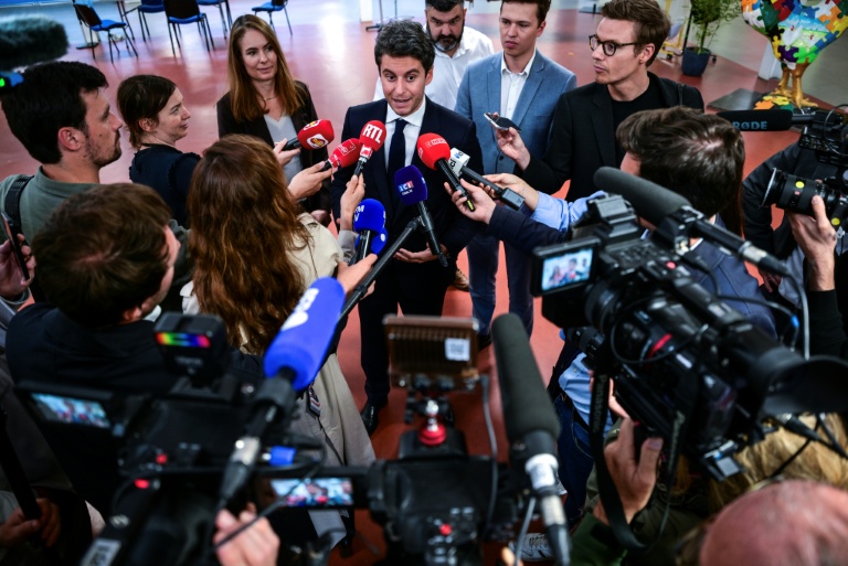Gabriel Attal (c), secrétaire général de Renaissance et candidat à l'élection présidentielle de 2027, s'adresse aux médias à l'issue du 59e congrès des Jeunes Agriculteurs (JA), à Bourg-en-Bresse, le 4 juin 2026 dans l'Ain