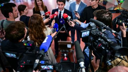 Gabriel Attal (c), secrétaire général de Renaissance et candidat à l'élection présidentielle de 2027, s'adresse aux médias à l'issue du 59e congrès des Jeunes Agriculteurs (JA), à Bourg-en-Bresse, le 4 juin 2026 dans l'Ain