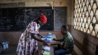 Une électrice camerounaise dans un bureau de vote à Yaoundé, le 12 octobre 2025