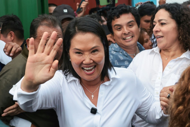 La candidate à la présidentielle du parti Force Populaire, Keiko Fujimori, salue ses partisans lors d'un meeting de campagne dans un marché de Callao, près de Lima, au Pérou, le 18 mai 2026