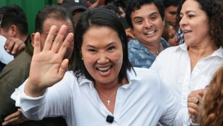 La candidate à la présidentielle du parti Force Populaire, Keiko Fujimori, salue ses partisans lors d'un meeting de campagne dans un marché de Callao, près de Lima, au Pérou, le 18 mai 2026