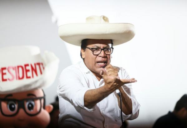 Le candidat à la présidence du Pérou Roberto Sanchez s'adresse à ses partisans lors d'un meeting de campagne à Lima, le 24 mai 2026