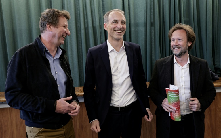 L'écologiste Yannick Jadot, l'eurodéputé Place publique Raphaël Glucksmann et le socialiste Boris Vallaud, à Montreuil, près de Paris, le 11 avril 2026