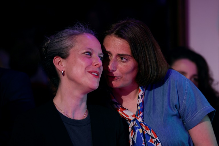 La secrétaire nationale des Ecologistes, Marine Tondelier (D), et l'ex-candidate du Nouveau Front populaire pour Matignon, Lucie Castets, le 5 mai 2026 à Paris