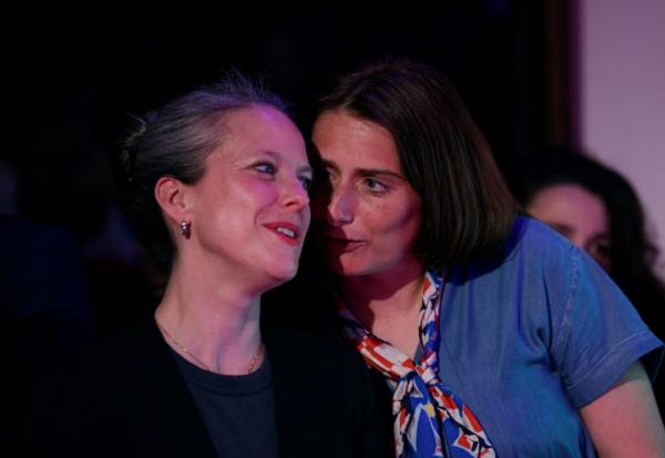 La secrétaire nationale des Ecologistes, Marine Tondelier (D), et l'ex-candidate du Nouveau Front populaire pour Matignon, Lucie Castets, le 5 mai 2026 à Paris