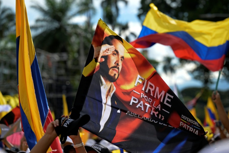 Un drapeau du candidat à la présidentielle colombienne Abelardo de la Espriella, à Buga en Colombie, le 14 juin 2026