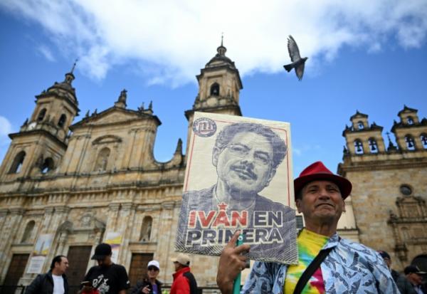 Un partisan du candidat à la présidentielle colombienne Ivan Cepeda tient une pancarte avant un meeting de campagne sur la Plaza Bolivar à Bogota, le 22 mai 2026