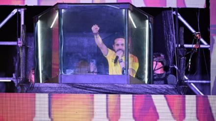Abelardo de la Espriella, président élu de Colombie, s'adresse à ses partisans derrière une vitre pare-balles après les résultats préliminaires du second tour de l'élection présidentielle, à Barranquilla en Colombie, le 21 juin 2026