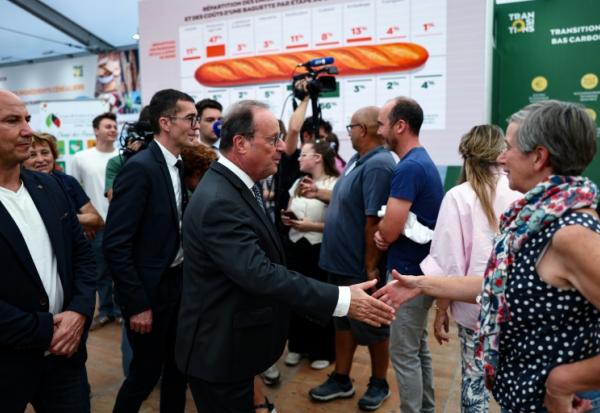 L'ancien président et actuel parlementaire François Hollande lors de sa visite dans une foire agricole à Châlons-en-Champagne, dans la Marne, le 3 septembre 2026