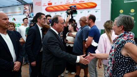 L'ancien président et actuel parlementaire François Hollande lors de sa visite dans une foire agricole à Châlons-en-Champagne, dans la Marne, le 3 septembre 2026