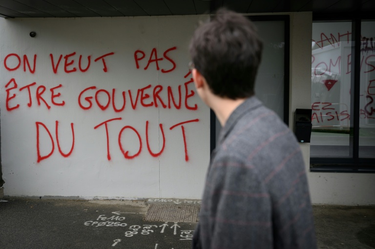 Un étudiant passe devant un graffiti sur le campus de l'Université Rennes 2, le 12 octobre 2026