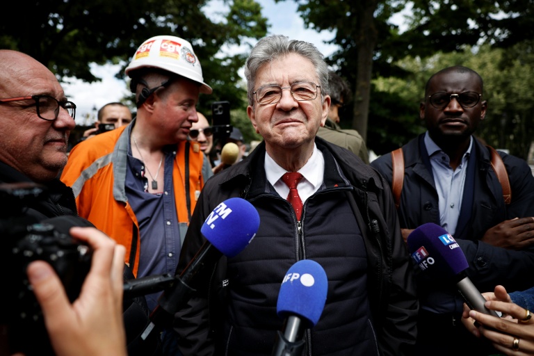 Jean-Luc Mélenchon (c), leader de La France Insoumise (LFI) et candidat à la présidentielle de 2027, le 11 juin 2026 à Paris