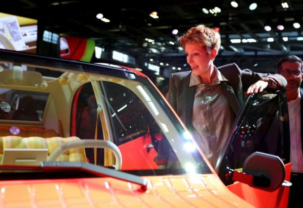 Natacha Polony, candidate du parti de centre-gauche "Nous sommes la France" à la présidentielle de 2027, fait une déclaration à la presse lors d'une visite au 91e Salon international de l'automobile, le 15 octobre 2026 à Paris
