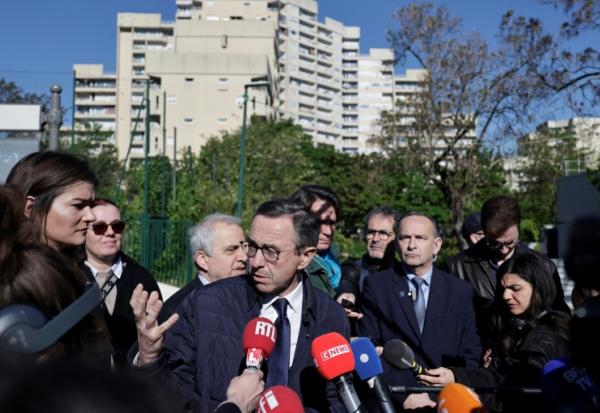 Le candidat LR à la présidentielle Bruno Retailleau s'adresse à la presse lors d'une visite dans le quartier Pablo Picasso à Nanterre, le 23 aril 2026 dans les Hauts-de-Seine