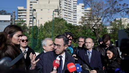 Le candidat LR à la présidentielle Bruno Retailleau s'adresse à la presse lors d'une visite dans le quartier Pablo Picasso à Nanterre, le 23 aril 2026 dans les Hauts-de-Seine