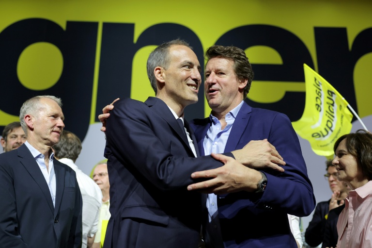Le sénateur écologiste Yannick Jadot (à droite) au meeting de Raphaël Glucksmann (au centre) à Aubervilliers, le 13 juin 2026