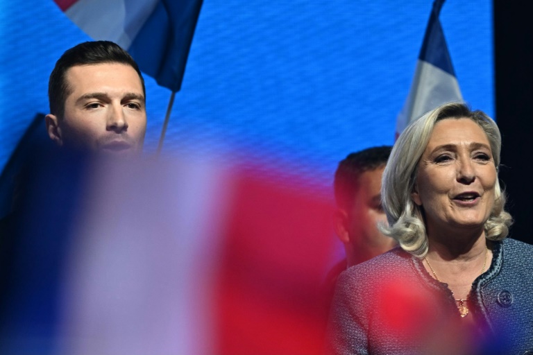 Marine Le Pen (D) et Jordan Bardella (G) lors d'un meeting à Narbonne (Aude) le 1er mai 2025