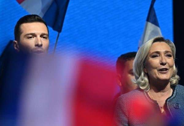 Marine Le Pen (D) et Jordan Bardella (G) lors d'un meeting à Narbonne (Aude) le 1er mai 2025
