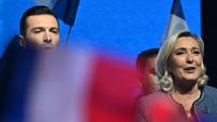 Marine Le Pen (D) et Jordan Bardella (G) lors d'un meeting à Narbonne (Aude) le 1er mai 2025